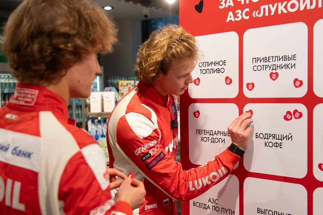 Джог-колёса «ДискоТЭКи» Победный сезон чемпионы России по кольцевым гонкам ЛУКОЙЛ Рейсинг Тим отметили бодрящим кофе под DJ-сеты Кати Гусевой в акции…