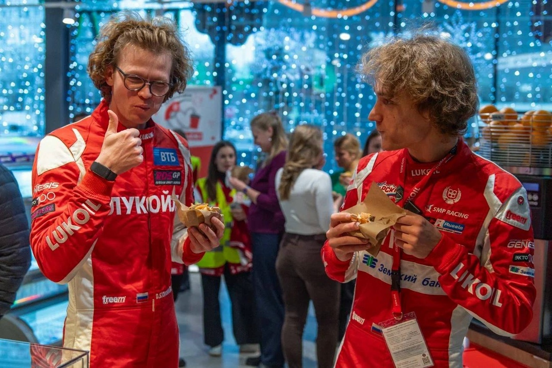 Джог-колёса «ДискоТЭКи» Победный сезон чемпионы России по кольцевым гонкам ЛУКОЙЛ Рейсинг Тим отметили бодрящим кофе под DJ-сеты Кати Гусевой в акции…