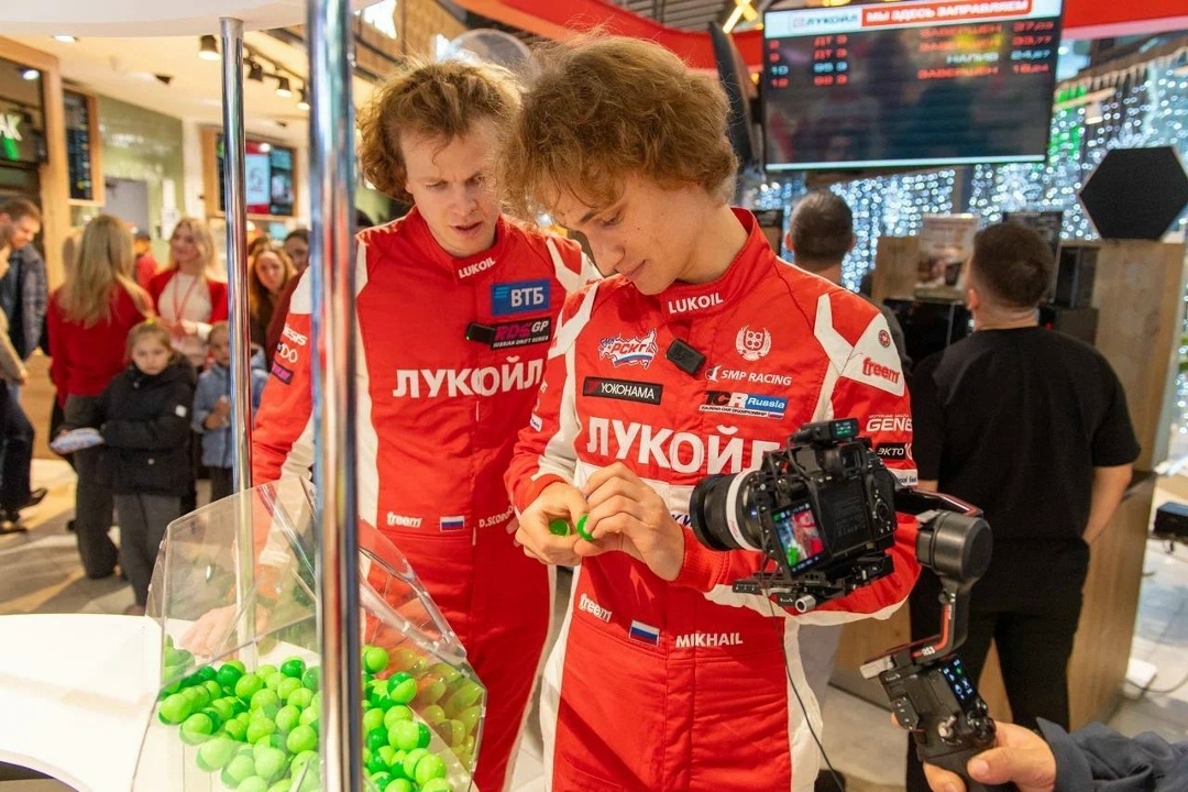 Джог-колёса «ДискоТЭКи» Победный сезон чемпионы России по кольцевым гонкам ЛУКОЙЛ Рейсинг Тим отметили бодрящим кофе под DJ-сеты Кати Гусевой в акции…