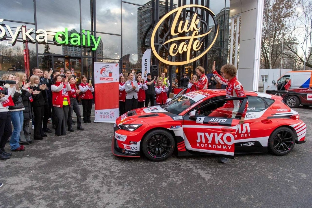 Джог-колёса «ДискоТЭКи» Победный сезон чемпионы России по кольцевым гонкам ЛУКОЙЛ Рейсинг Тим отметили бодрящим кофе под DJ-сеты Кати Гусевой в акции…