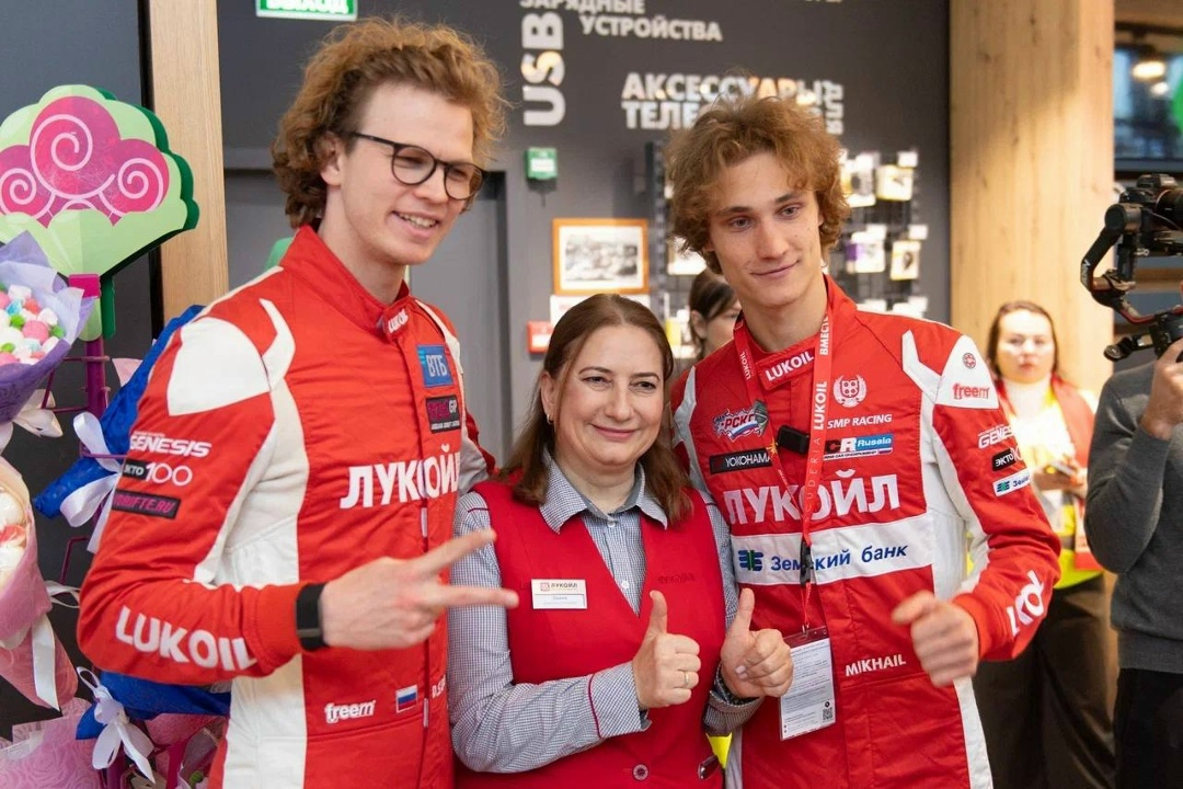 Джог-колёса «ДискоТЭКи» Победный сезон чемпионы России по кольцевым гонкам ЛУКОЙЛ Рейсинг Тим отметили бодрящим кофе под DJ-сеты Кати Гусевой в акции…