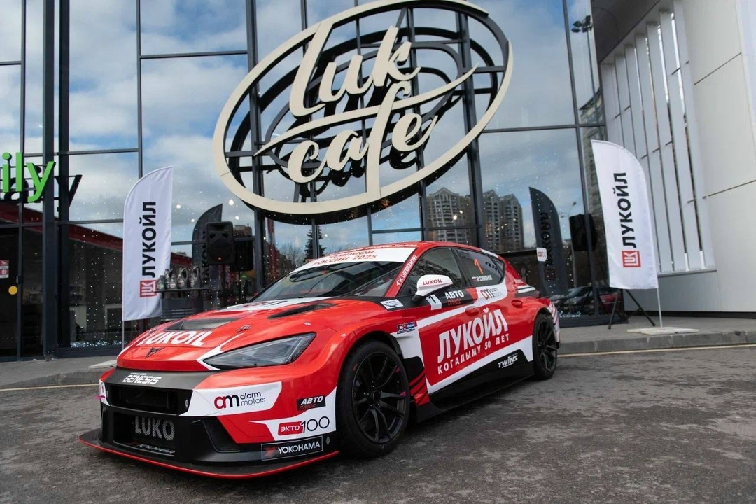 Джог-колёса «ДискоТЭКи» Победный сезон чемпионы России по кольцевым гонкам ЛУКОЙЛ Рейсинг Тим отметили бодрящим кофе под DJ-сеты Кати Гусевой в акции…