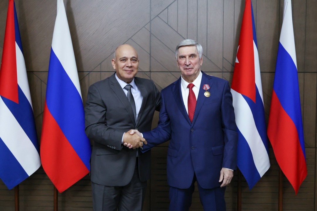 Сегодня в Государственной Думе Член Политбюро, Секретарь ЦК Компартии и депутат парламента Кубы Роберто Томас Моралес Охеда вручил Первому заместителю…