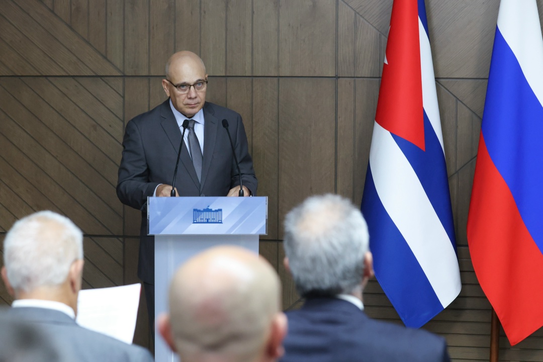 Сегодня в Государственной Думе Член Политбюро, Секретарь ЦК Компартии и депутат парламента Кубы Роберто Томас Моралес Охеда вручил Первому заместителю…