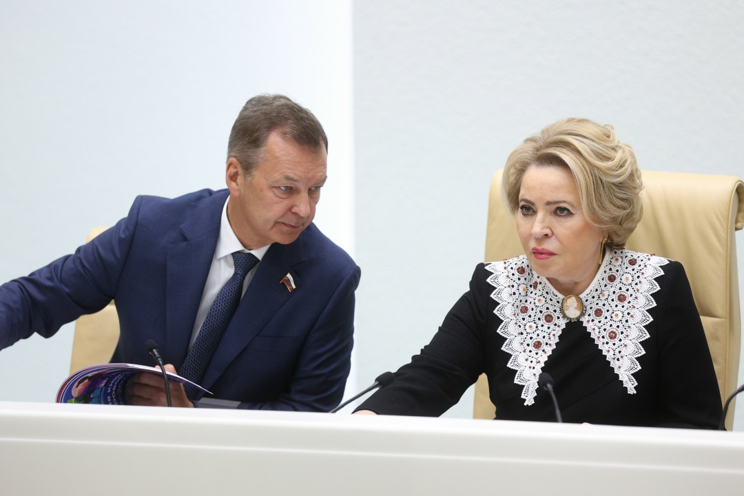 Вице-премьер Дмитрий Григоренко рассказал сенаторам о цифровых достижения России в рамках правчаса.