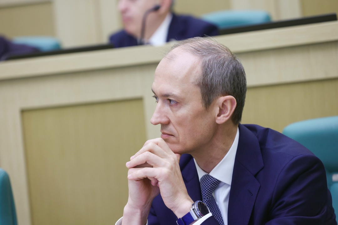 Вице-премьер Дмитрий Григоренко рассказал сенаторам о цифровых достижения России в рамках правчаса.