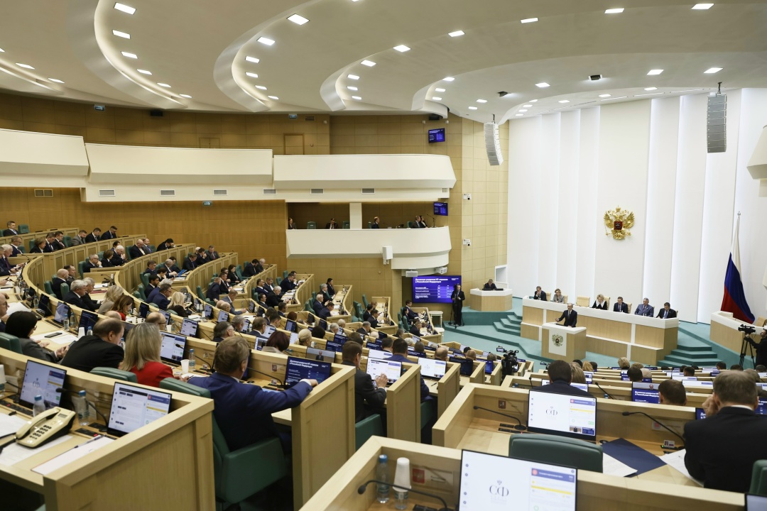 Вице-премьер Дмитрий Григоренко рассказал сенаторам о цифровых достижения России в рамках правчаса.