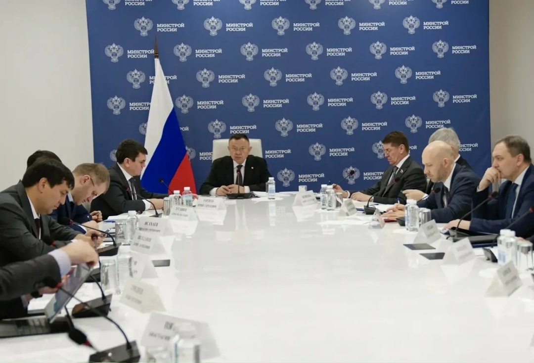 Глава Минстроя России Ирек Файзуллин провел еженедельное совместное совещание с регионами и главными распорядителями бюджетных средств (ГРБС)