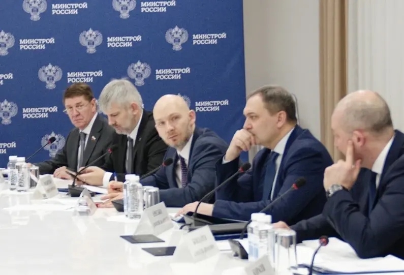 Глава Минстроя России Ирек Файзуллин провел еженедельное совместное совещание с регионами и главными распорядителями бюджетных средств (ГРБС)