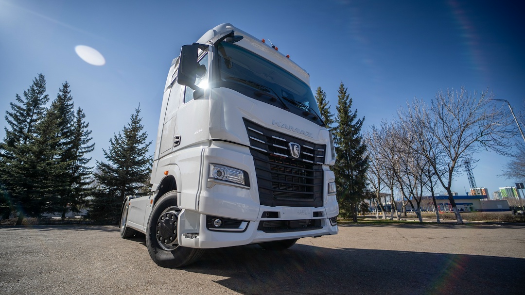 КАМАЗы повышенной инновационности С главного сборочного конвейера КАМАЗа — компании Ростеха — сошли 20 седельных тягачей КАМАЗ-54901 версии hi-tech.