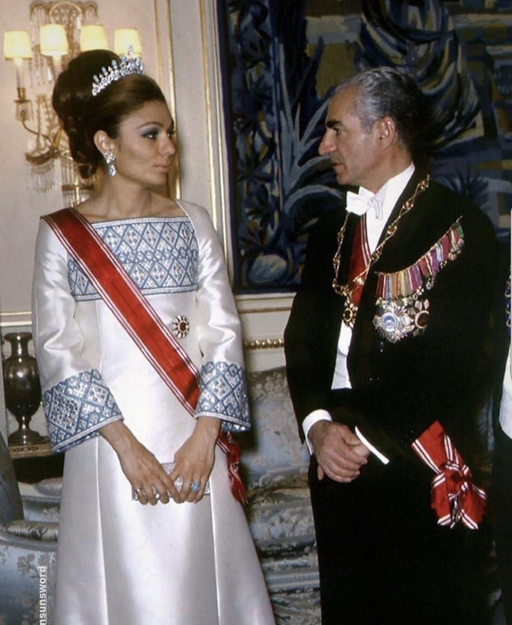 Бирюзовая тиара императрицы Фарах В личном коллекции императрицы Фарах особое место занимала тиара с бриллиантами из редкой персидской бирюзы — единственное…