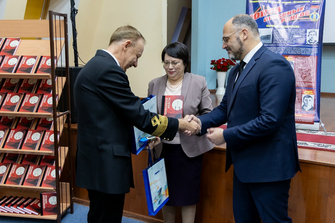 Почти 500 экземпляров книги «Огненные рейсы» переданы в школы Приморья