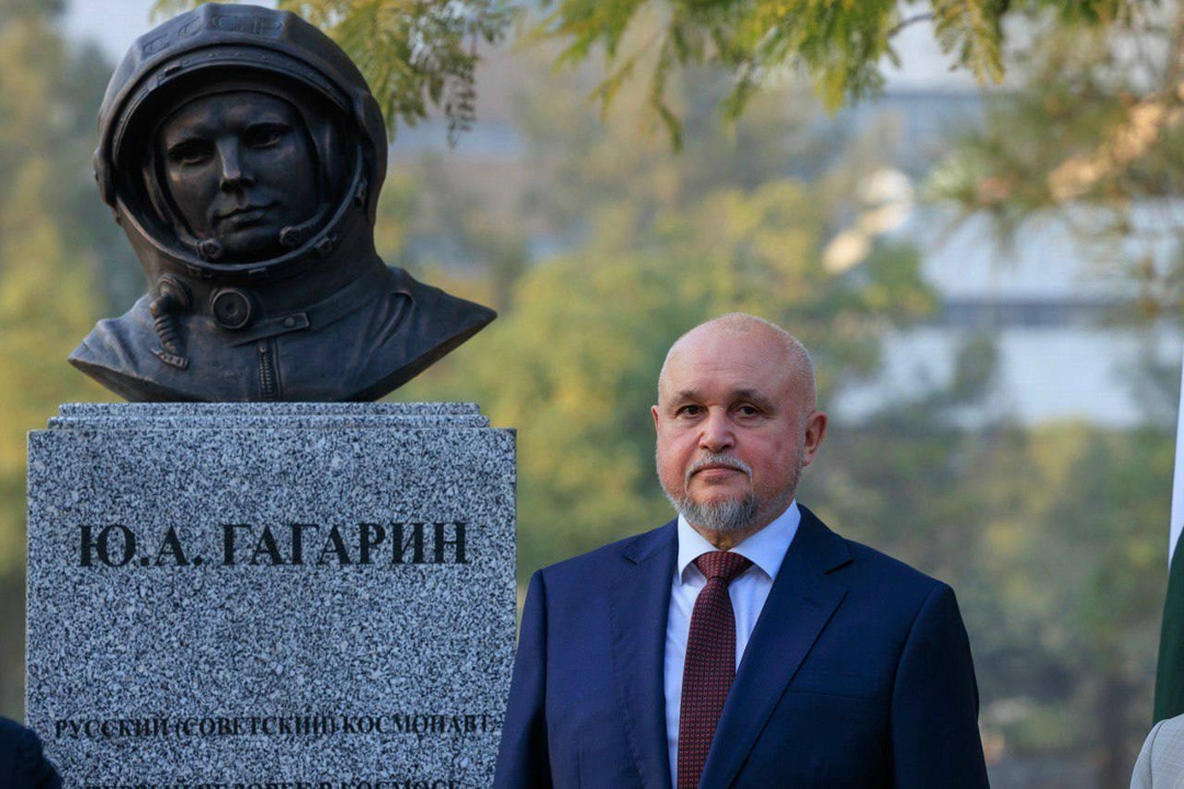 Сергей Цивилев и Аваис Легари открыли памятник Юрию Гагарину в Исламабаде