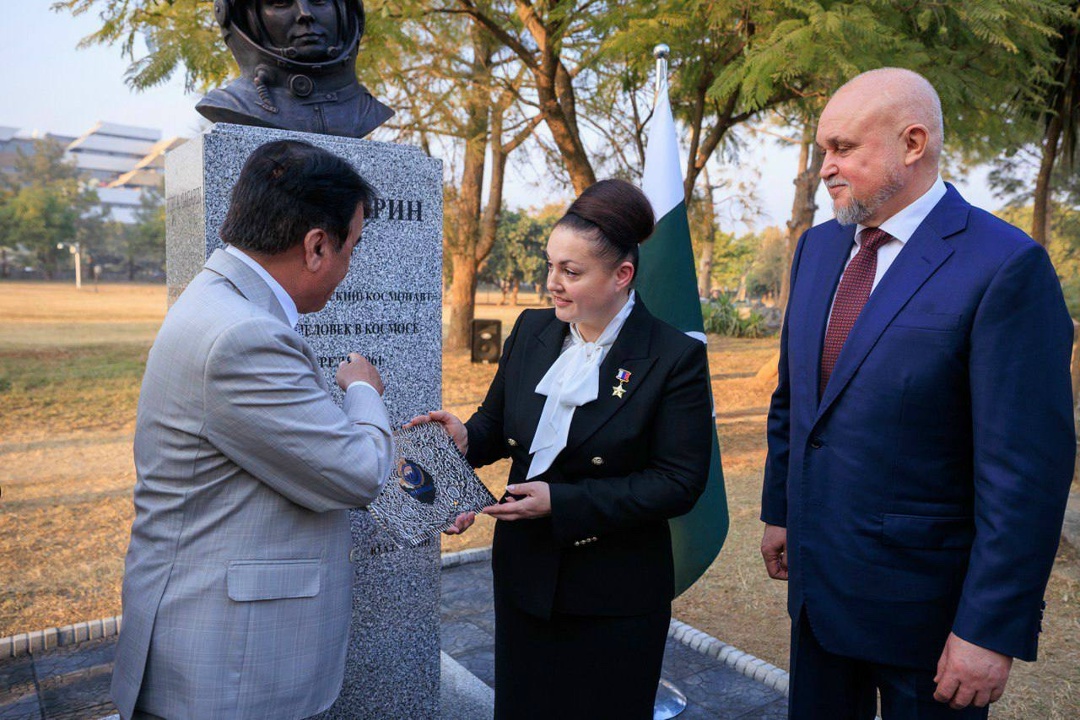 Сергей Цивилев и Аваис Легари открыли памятник Юрию Гагарину в Исламабаде