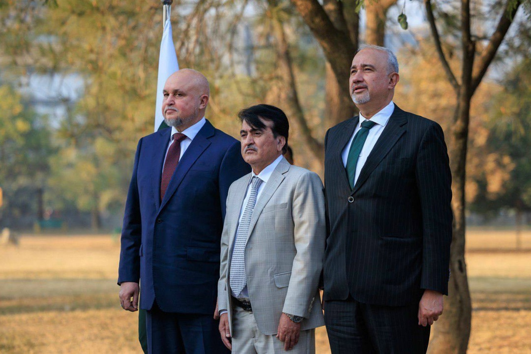 Сергей Цивилев и Аваис Легари открыли памятник Юрию Гагарину в Исламабаде