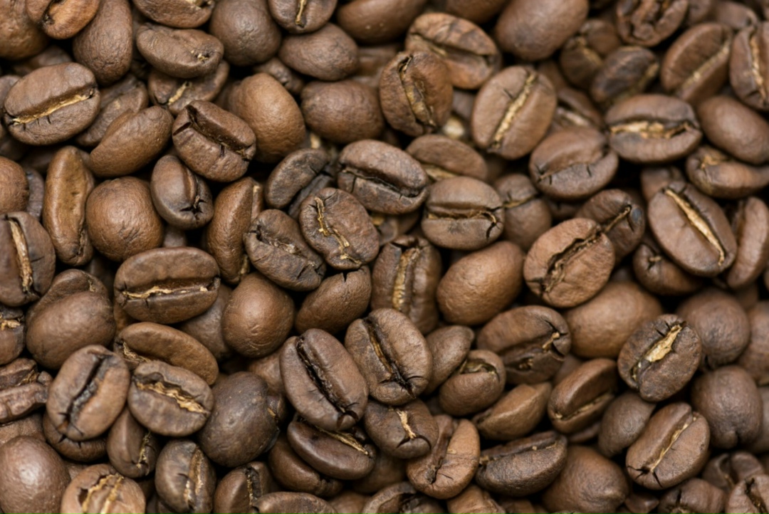 Натуральный зерновой кофе в России за год подорожал на 25–29%, а спрос на напитки из него снизился на 14–21%, пишут «Известия». По информации аналитиков…