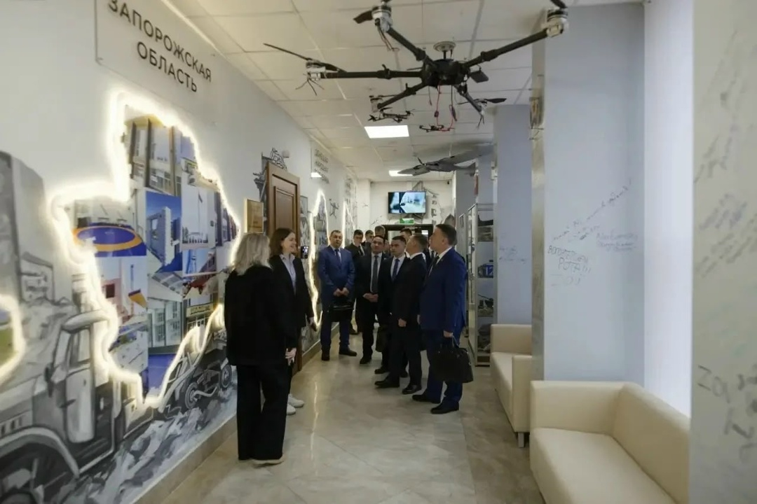 Участники программы «Время героев» ознакомились с историей здания и тематическими экспозициями Минстроя России