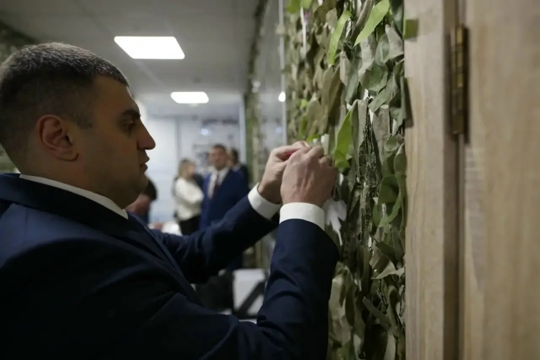 Участники программы «Время героев» ознакомились с историей здания и тематическими экспозициями Минстроя России