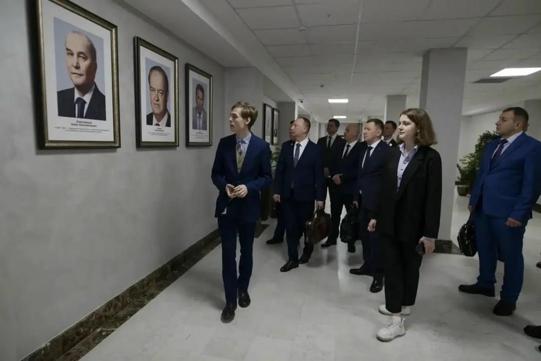 Участники программы «Время героев» ознакомились с историей здания и тематическими экспозициями Минстроя России