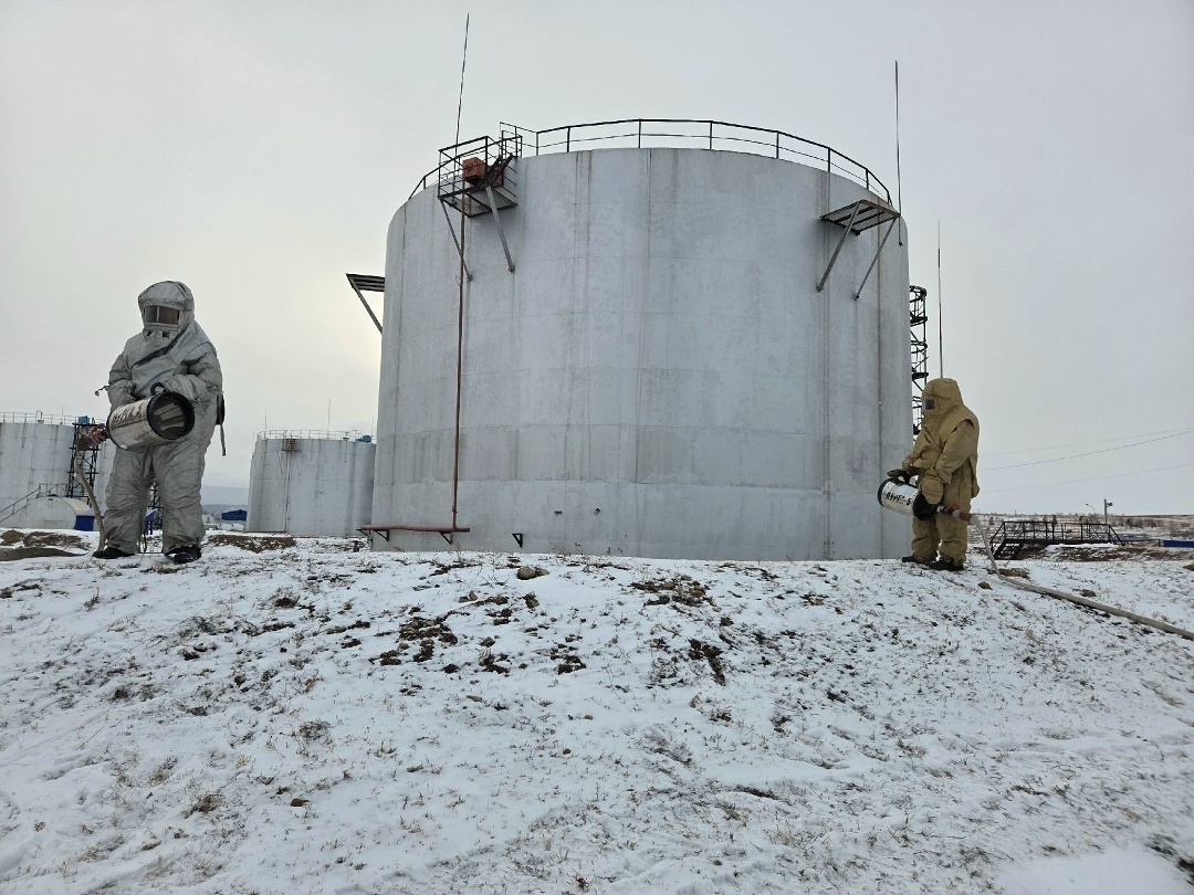 Забайкальское управление Ростехнадзора в составе комиссии проверило готовность ООО «СибавиаТЭК» к действиям по локализации и ликвидации разливов нефти и…