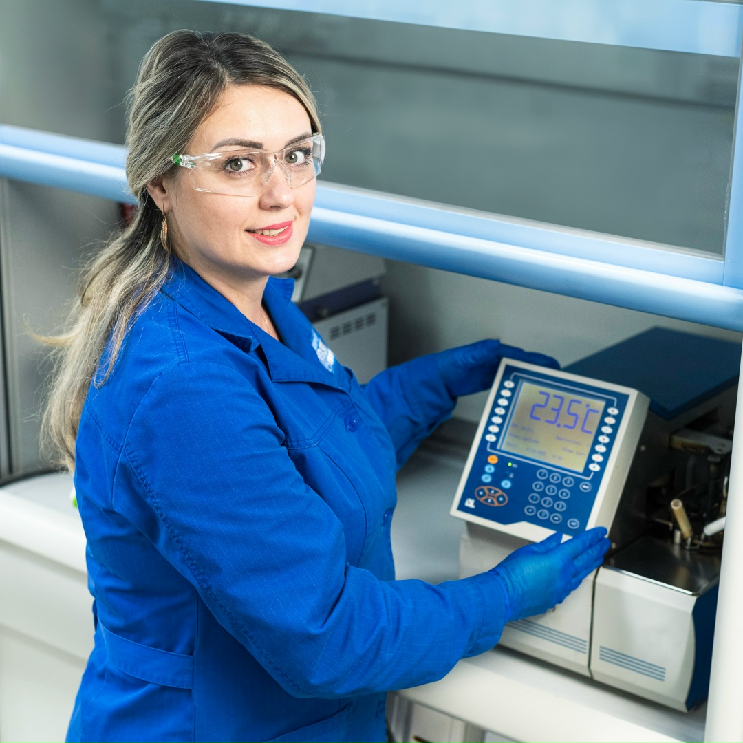 Ирина Метелева работает лаборантом химического анализа на нашем Омском нефтеперерабатывающем заводе — самом крупном в стране