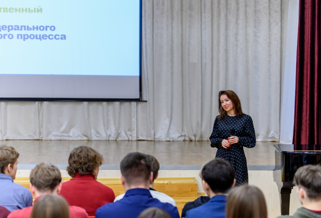 Ирина Окладникова провела урок финграмотности для московских школьников