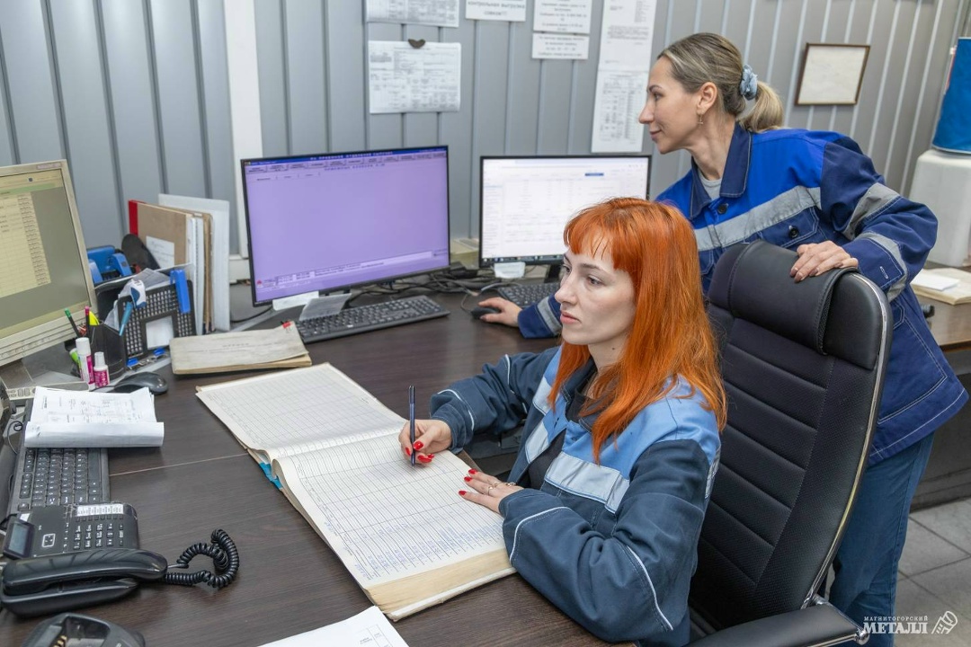 Без неё плавка бы встала Регина Комлева — из тех людей, благодаря кому работа в ЭСПЦ проходит спокойно.