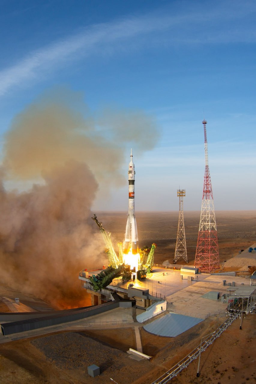 Пилотируемый корабль и зеленый ракетодержатель