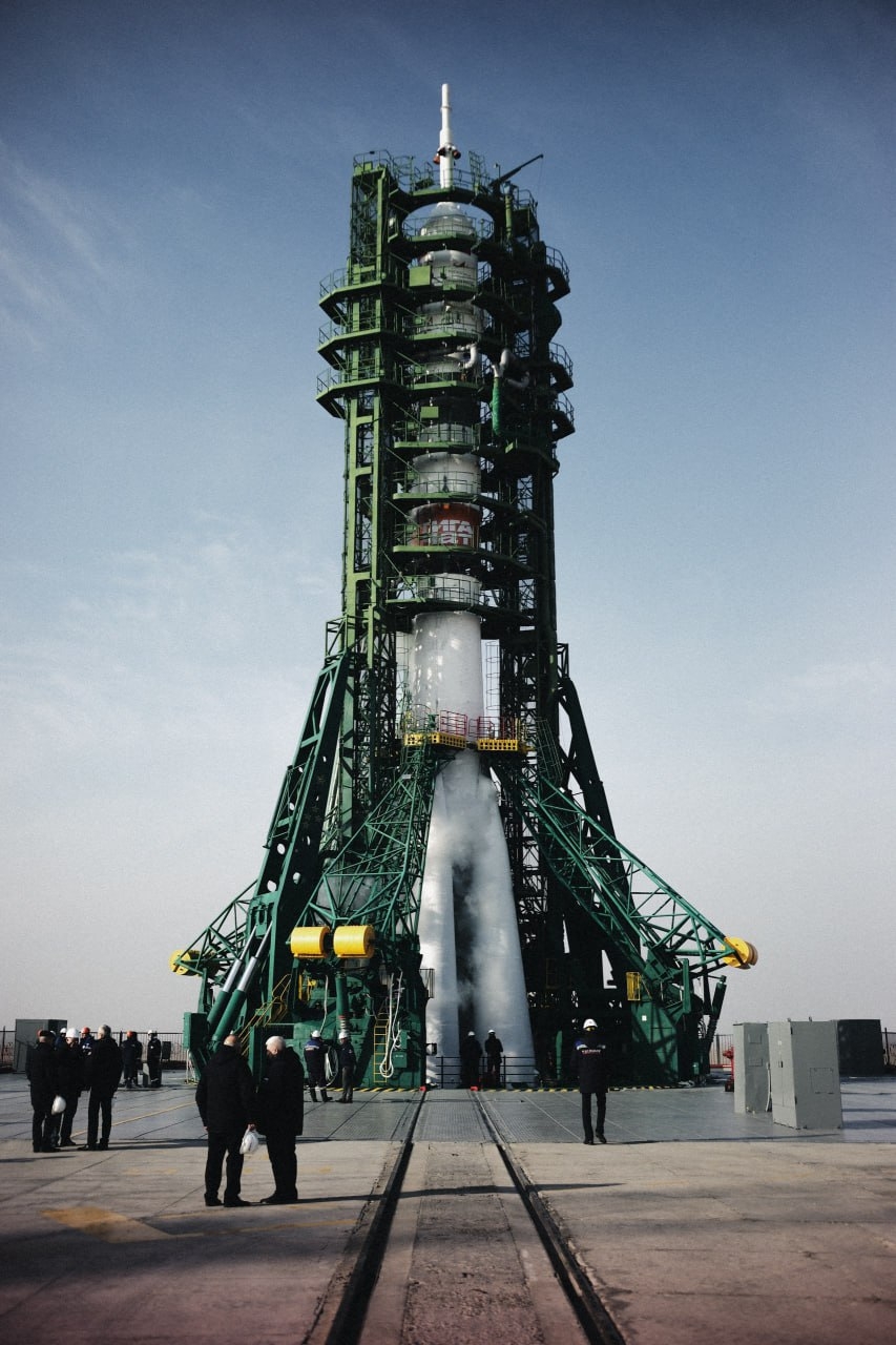 Пилотируемый корабль и зеленый ракетодержатель