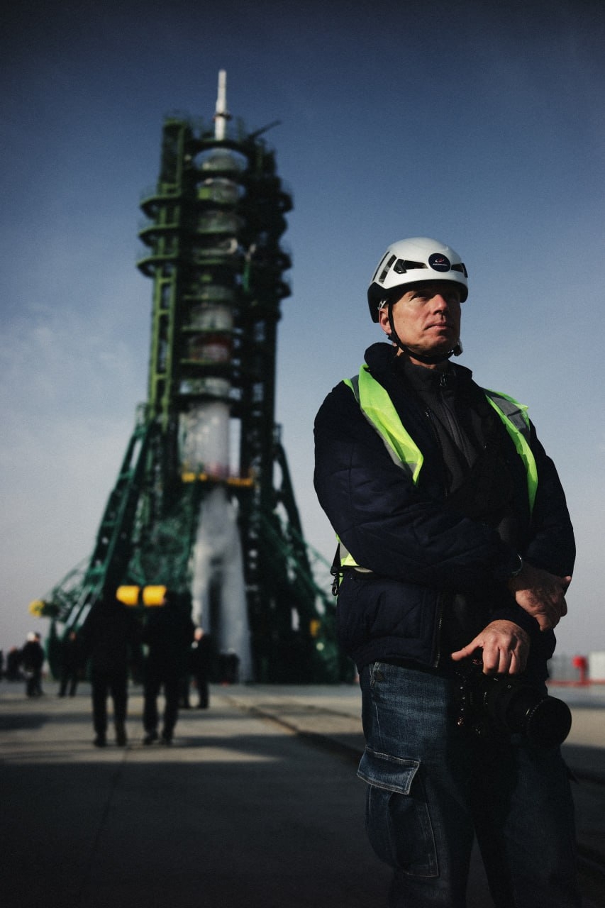 Пилотируемый корабль и зеленый ракетодержатель