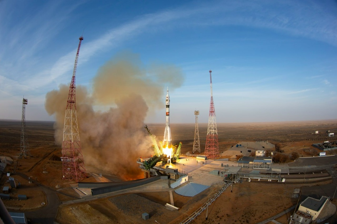 Пилотируемый корабль и зеленый ракетодержатель