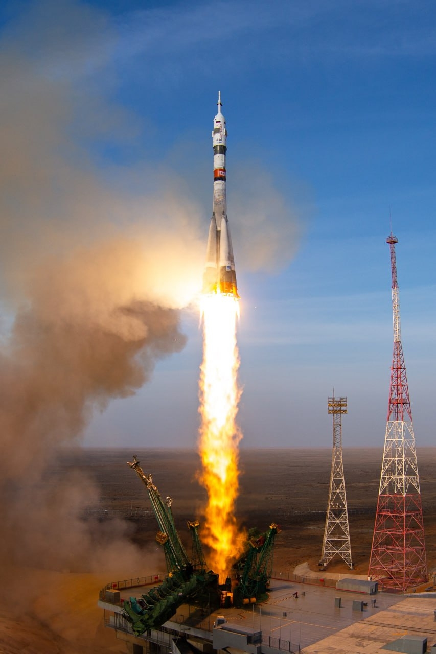 Пилотируемый корабль и зеленый ракетодержатель