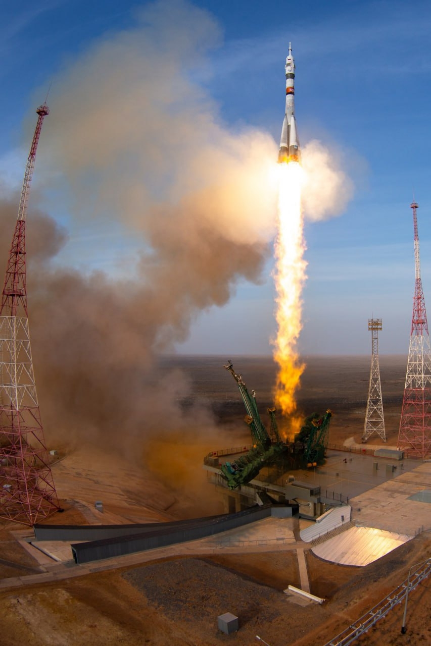 Пилотируемый корабль и зеленый ракетодержатель