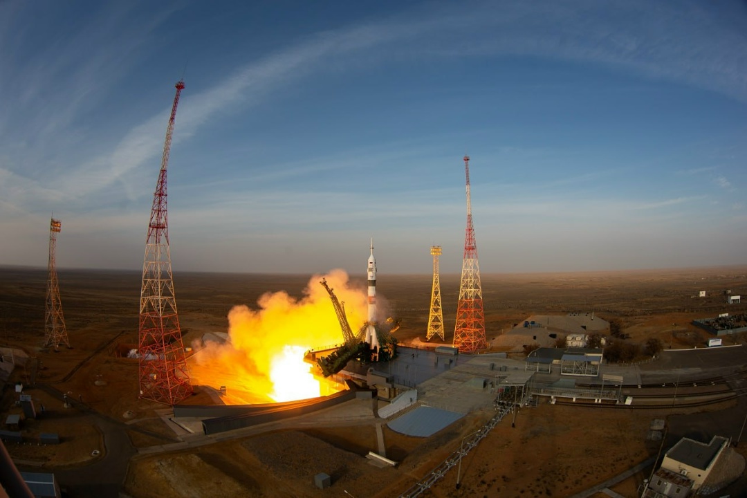 Пилотируемый корабль и зеленый ракетодержатель