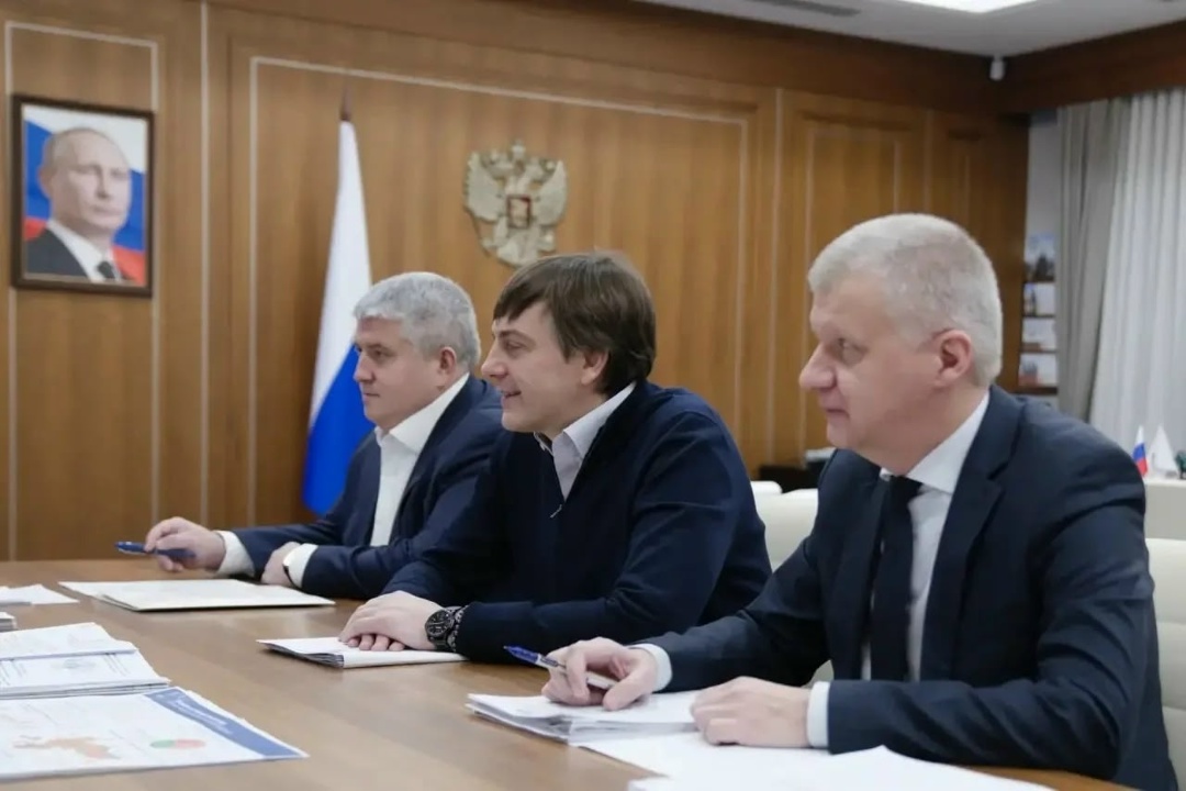 В Минстрое России обсудили строительство передовых общеобразовательных организаций и реализацию пилотного проекта в Новгородской области