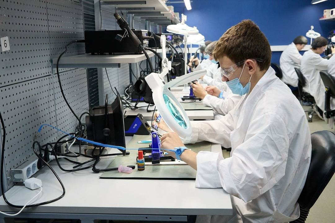 Уральское предприятие «Швабе» расширило поддержку практики для студентов техникума «Автоматика»