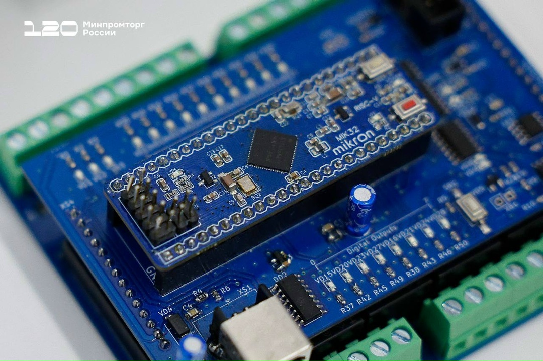 В Москве запустили тестовое производство фотонных интегральных схем