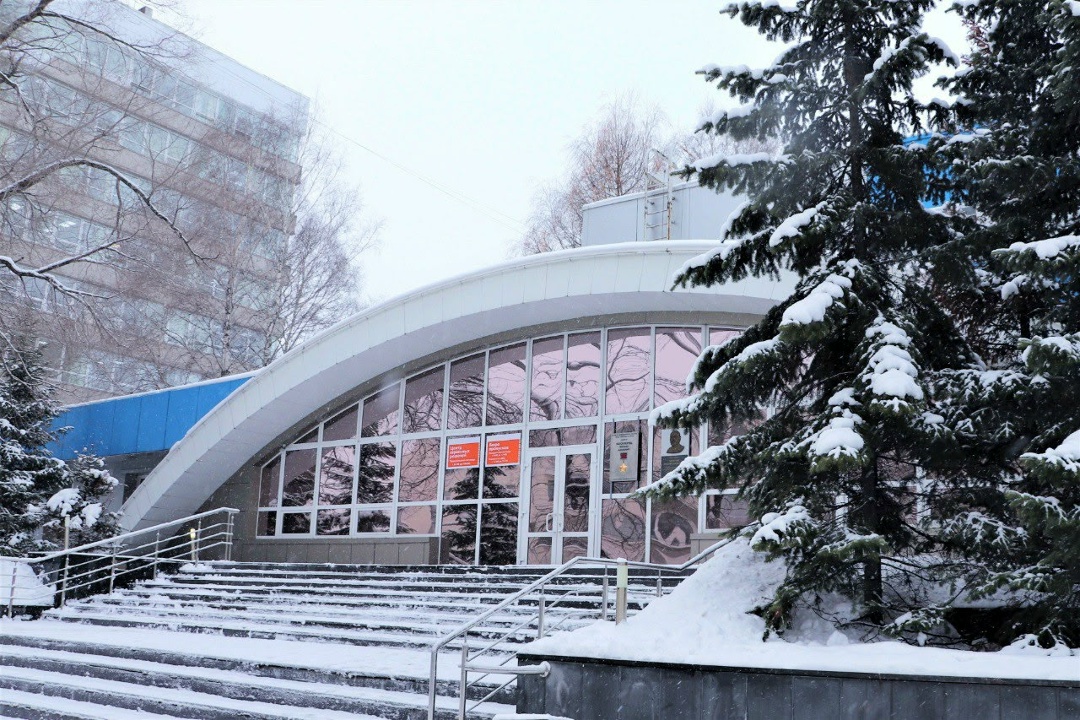 Здесь работал Герой! На фасаде офиса Распадской в Новокузнецке мы открыли мемориальную доску Герою Советского Союза Михаилу Амосовичу Высогорцу