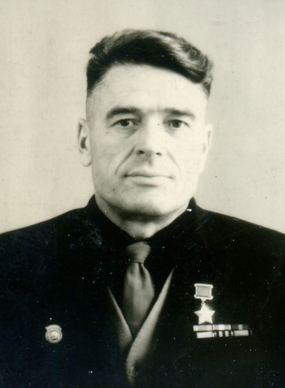 Здесь работал Герой! На фасаде офиса Распадской в Новокузнецке мы открыли мемориальную доску Герою Советского Союза Михаилу Амосовичу Высогорцу