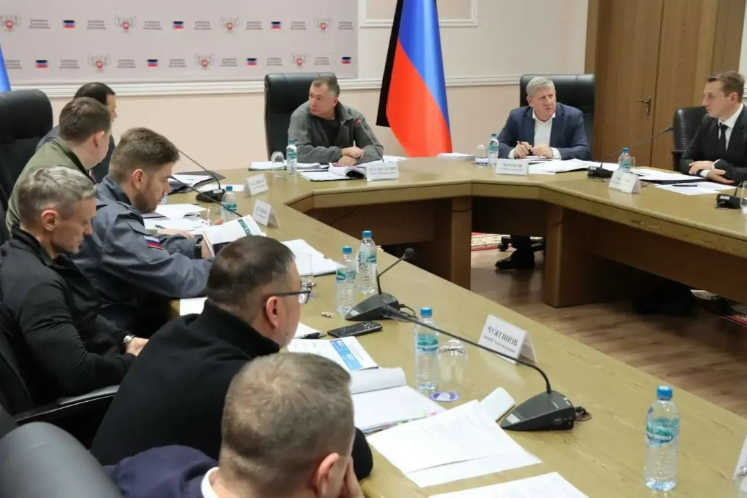 В ДНР обсудили развитие региона Замминистры строительства и ЖКХ РФ Алмаз Хусаинов и Валерий Леонов приняли участие в ряде совещаний под председательством…