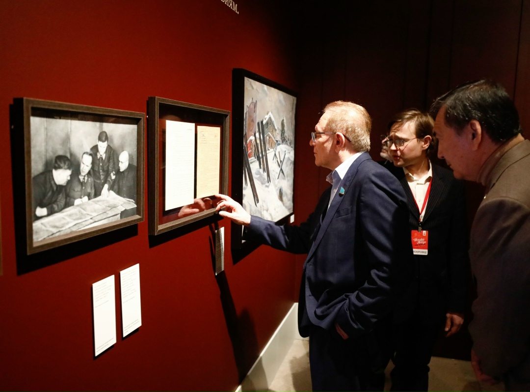 Члены делегаций — участников мероприятий ПА ОДКБ осмотрели выставки, посвященные подвигу советского народа в годы Великой Отечественной войны