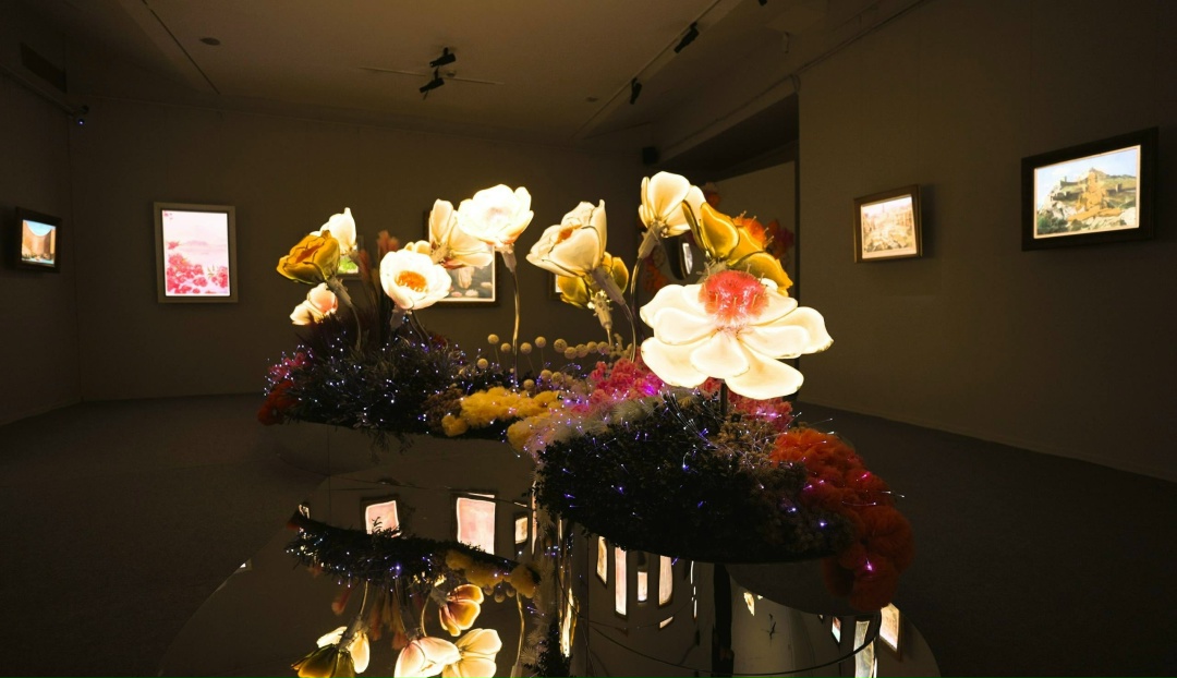 Ожившие цветы и путешествие слонов: в Индии открылась выставка Никаса Сафронова