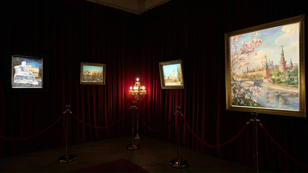 Ожившие цветы и путешествие слонов: в Индии открылась выставка Никаса Сафронова