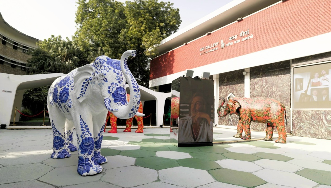 Ожившие цветы и путешествие слонов: в Индии открылась выставка Никаса Сафронова