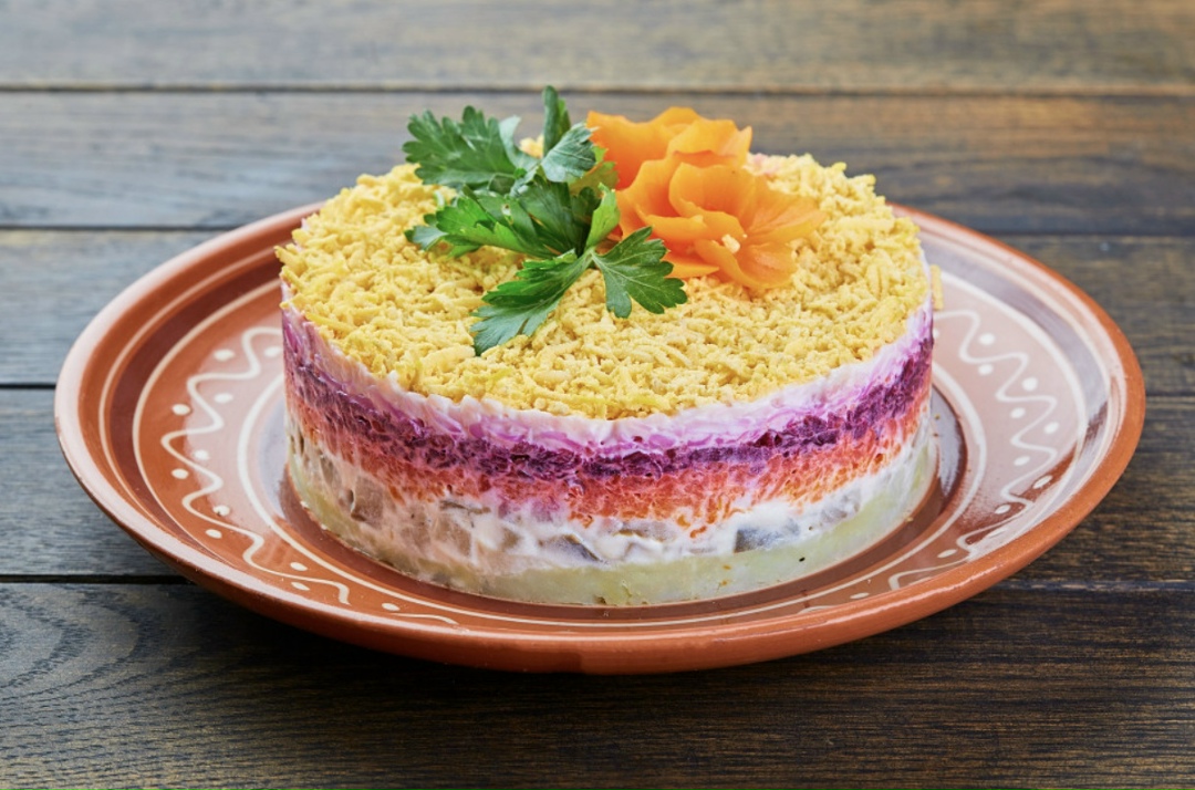 Стоимость приготовления четырех порций селедки под шубой за год выросла на 9%, пишет ТАСС со ссылкой на расчеты ассоциации «Руспродсоюз». Стоимость салата…