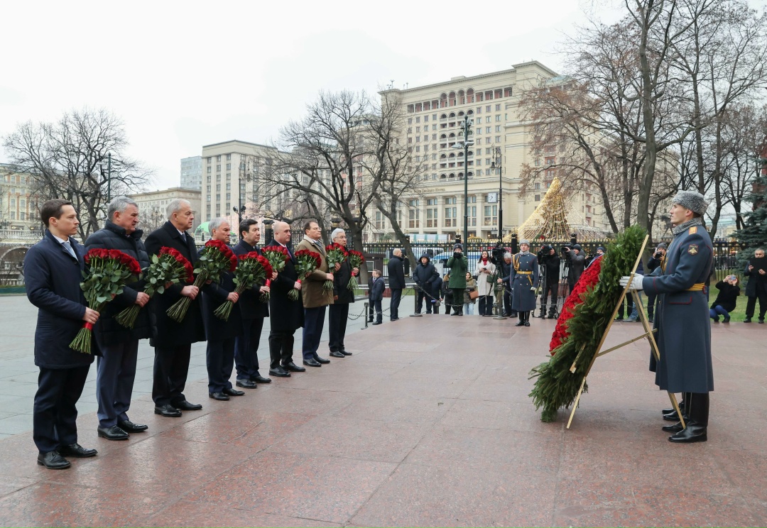 Председатель ПА ОДКБ, Председатель ГД Вячеслав Володин и главы парламентских делегаций стран-членов Ассамблеи возложили венок и цветы к Могиле Неизвестного…