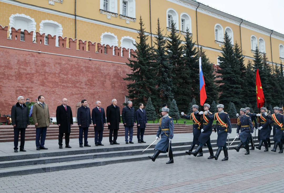 Председатель ПА ОДКБ, Председатель ГД Вячеслав Володин и главы парламентских делегаций стран-членов Ассамблеи возложили венок и цветы к Могиле Неизвестного…