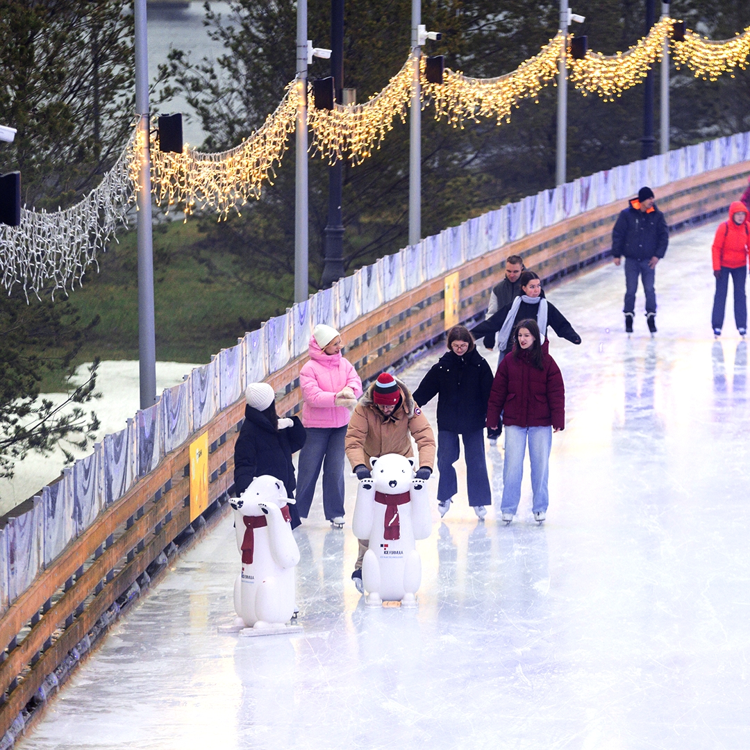 На самом большом в мире катке дан старт новому сезону. В Санкт-Петербурге в общественном пространстве «Флагшток» прошел зимний праздник для детей и взрослых