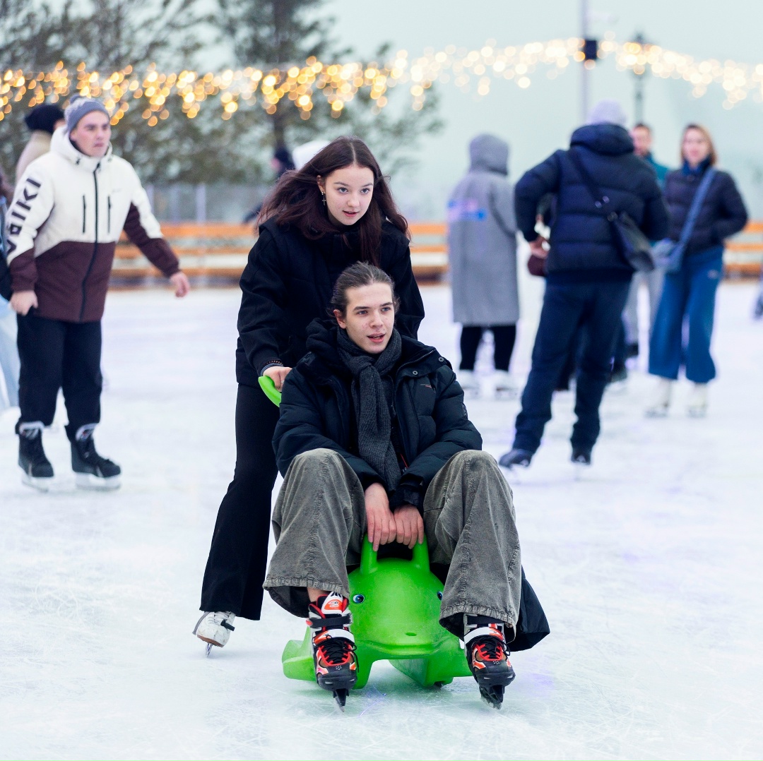 На самом большом в мире катке дан старт новому сезону. В Санкт-Петербурге в общественном пространстве «Флагшток» прошел зимний праздник для детей и взрослых