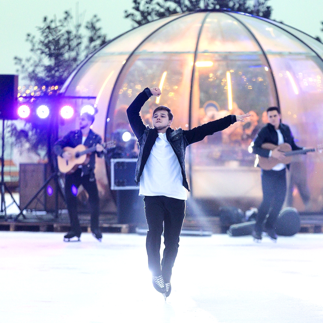 На самом большом в мире катке дан старт новому сезону. В Санкт-Петербурге в общественном пространстве «Флагшток» прошел зимний праздник для детей и взрослых